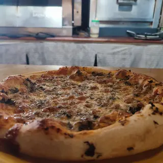 Pizza de variedad de boletus con foie