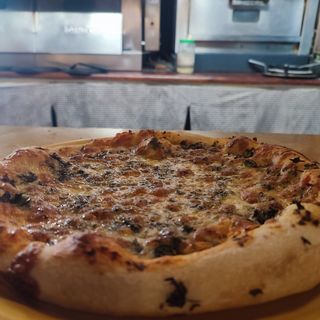 Pizza de variedad de boletus con foie