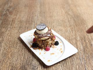 Pancakes aux brownies, coulis de chocolat