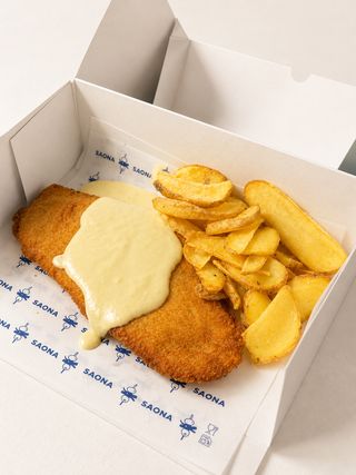 Milanesa de pollo con salsa Saona y patatas asadas