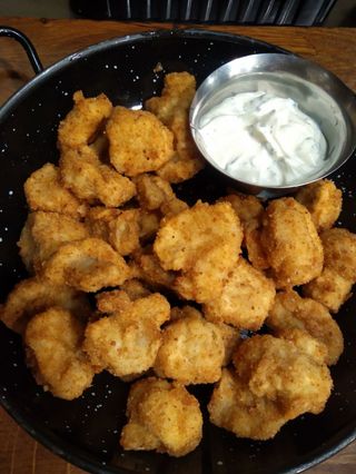 Грибочки фрі, подаються з часниковим соусом (230/50г)