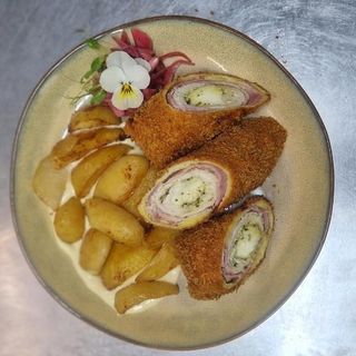 Rulada mofturoasa cu cartofi aurii si piure de mazare