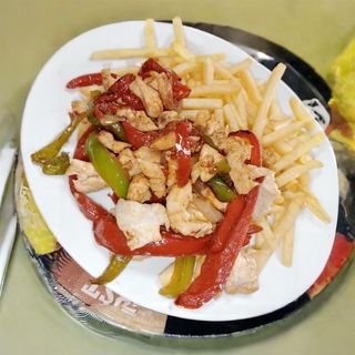 Pollo Salteado con verduras y Papas Fritas