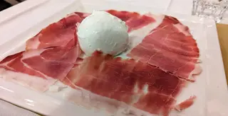 Prosciutto tagliato a mano e mozzarella di bufala