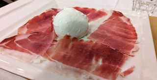 Prosciutto tagliato a mano e mozzarella di bufala