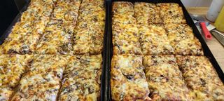 Blacha: Pizza Sądecka Szynka + Pieczarki + Papryka + Kukurydza