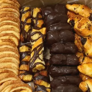 Hojaldres Variados De Crema Y Chocolate