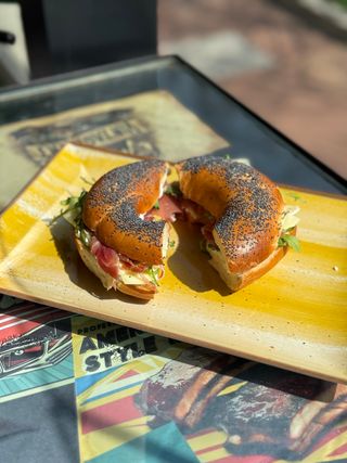 Bagel cu prosciutto