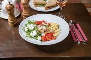 Salată de pui, paste, brânză feta