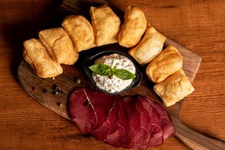 Uštipci sa goveđom pršutom i mliječnim namazom