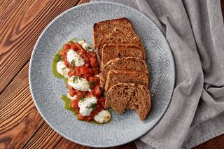 Лососевий тар-тар з каперсами та копченою сметаною (110/80г)