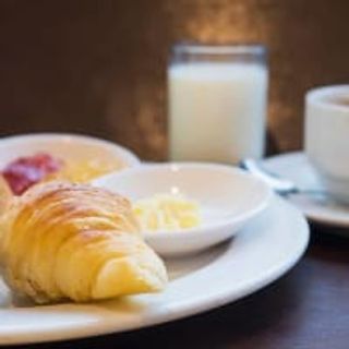 Menú Croi Single Desayuno y Merienda : 1 Zumo Natural + 1 Bebida Caliente o Fría, + 1 Croissant Relleno + 1 Dulce De Pastelería