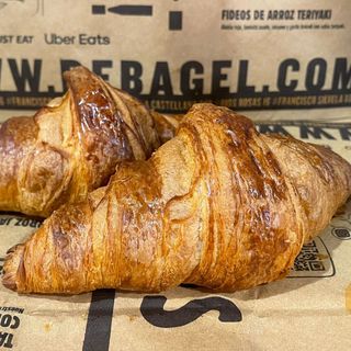 Croissant con Mantequilla y Mermelada