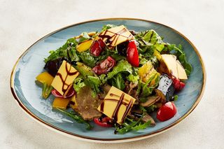 Овощной микс с телятиной и бальзамическим кремом (350г)