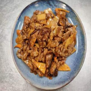 Ternera Con Bambú Y Setas Chinas