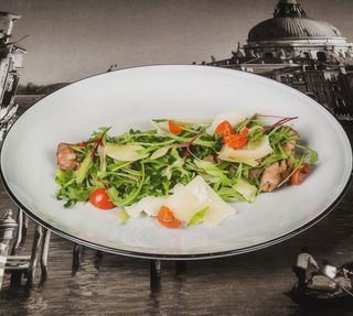 Tagliata di entrecôte con rucola, pomodorini e grana 150g