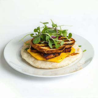 Arepa De Lomo De Cerdo Frito Con Queso Asado