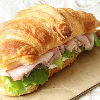Brioche salata con prosciutto crudo, maionese e misticanza