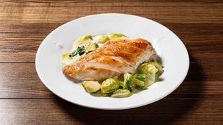 Філе домашньої курки з горіхово-родзинковим соусом