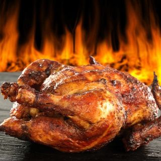 Kurczak z rożna cały 1/2 szt,frytki ,ogórek małosolny