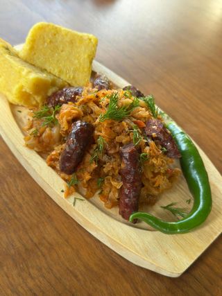 Varză călită cu cârnați