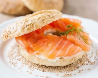 Bagel De Salmón Con Queso Philadelphia Y Eneldo