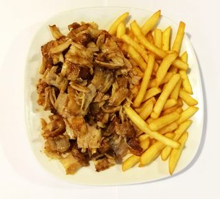 Plato De Oro Con Patatas Y Pollo