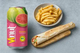 Rollo kebab tortilla, Napój o smaku guawy, frytki