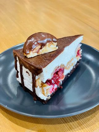 Торта с еклери,крема сирене сладко от вишни,