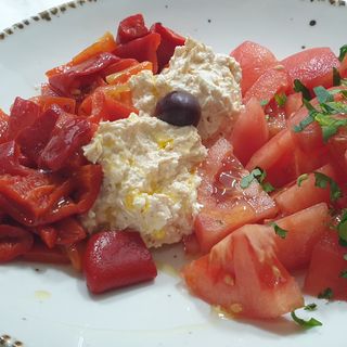 Домати, катък и печен пипер (300г)