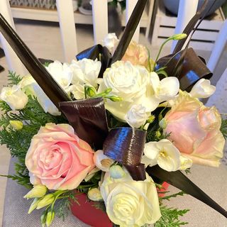 Aranjament în cutie de carton, cu 7 trandafiri, frezii, eustoma și verdeață