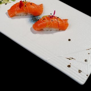 nigiri de salmón (2 pzas.)