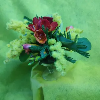 Bicchiere con fiori misti 
