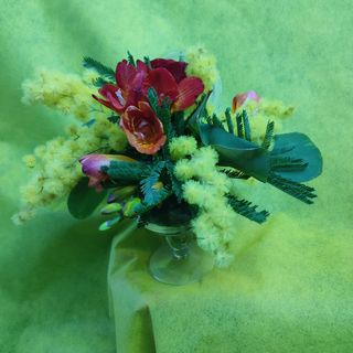 Bicchiere con fiori misti 