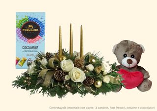 CENTROTAVOLA IMPERIALE CON ABETE, 3 CANDELE E FIORI FRESCHI