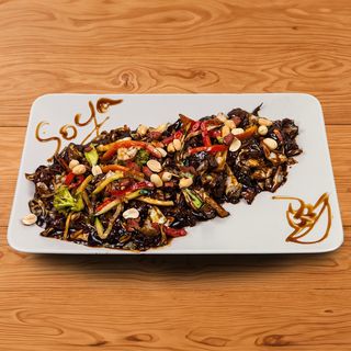 Junetina u sosu od čilija i belog luka