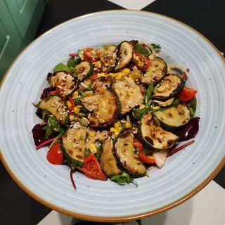 Salată cu Zucchini la grătar și brânză feta (vegetarian)