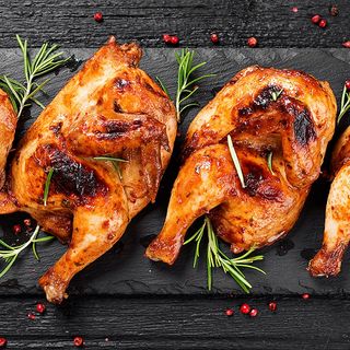 Pui crocant la ceaun cu mămăliguță și mujdei de usturoi