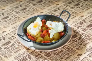 Huevos Rotos Con Chistorra y Pimiento Padron