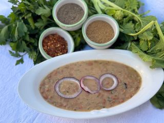 Zuppa di fagioli in teracotta