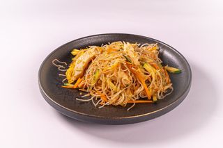 Spaghetti di riso con pollo