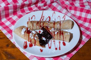 Clătite cu gem de afine și topping fructe de pădure