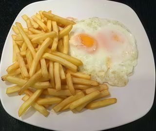 Huevo Frito Con Patatas Y Ensalada