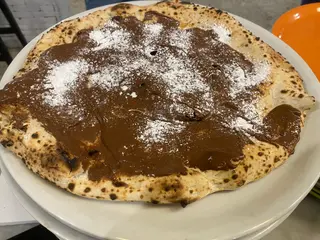 Pizza alla Nutella con granella di nocciola