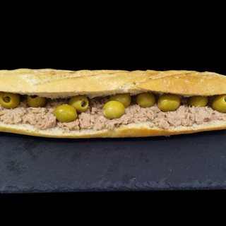 Bocadillo De Atún Con Olivas