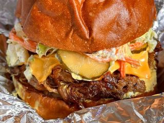 Бургер з рваною яловичиною