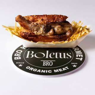 Hot dog de pollo con salsa de boletus