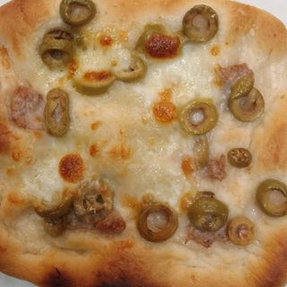 Pizzetta bianca mozzarella con olive e salsiccia