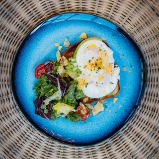 Toast cu oua posate si avocado