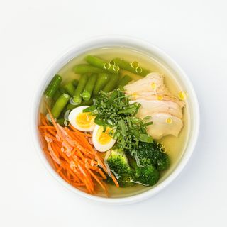 Курячий бульйон із овочами та яйцем